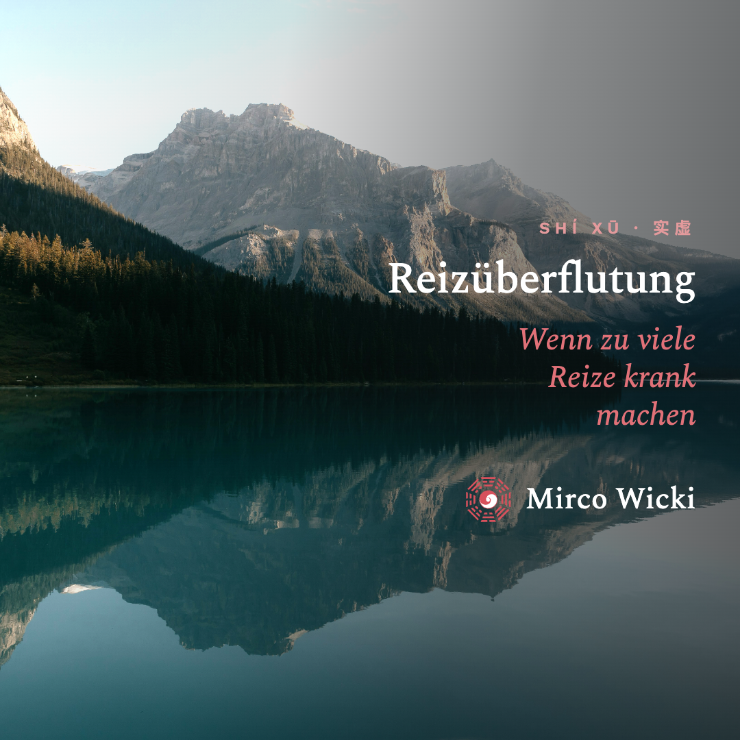 Reizüberflutung aus TCM-Sicht: stiller Bergsee im Morgenlicht als Sinnbild für Ruhe zwischen Fülle u