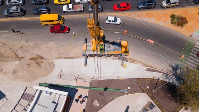 GRÚAS Y MANIOBRAS DEL BAJÍO SA DE CV - Montacargas de 3 a 40 toneladas