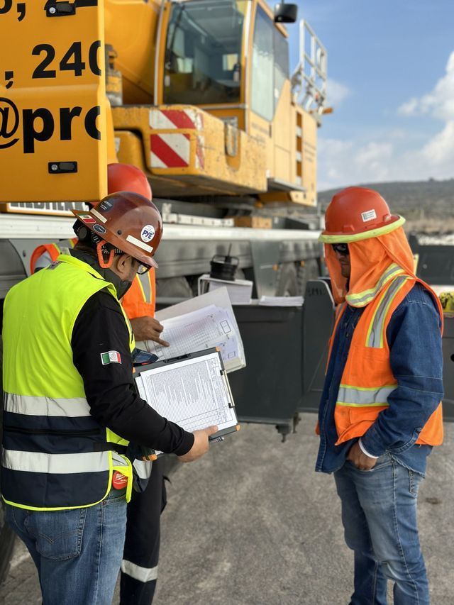 GRÚAS Y MANIOBRAS DEL BAJÍO SA DE CV - Maniobras y transporte a todo el país