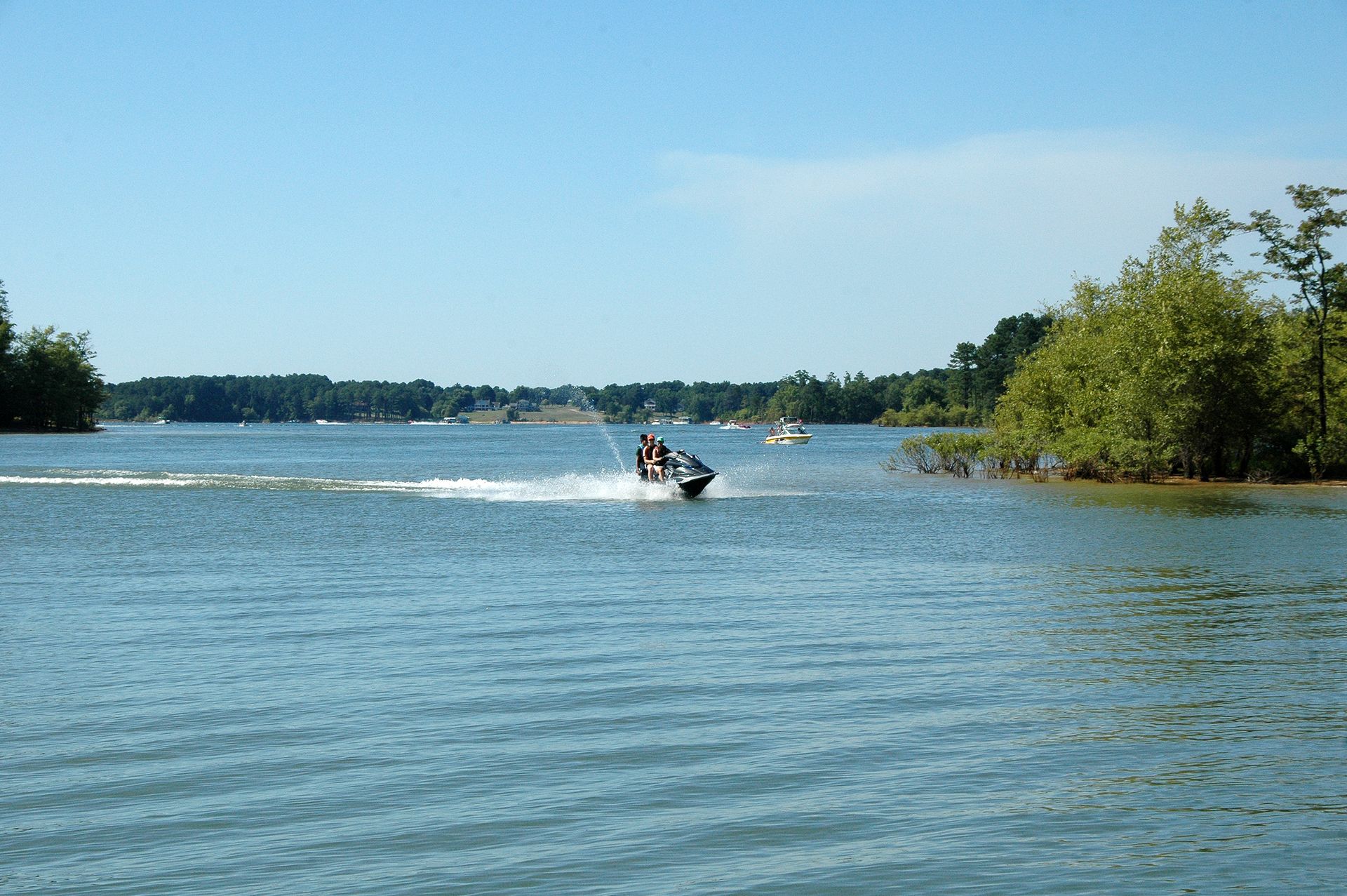 jet skiing on douglas lake
