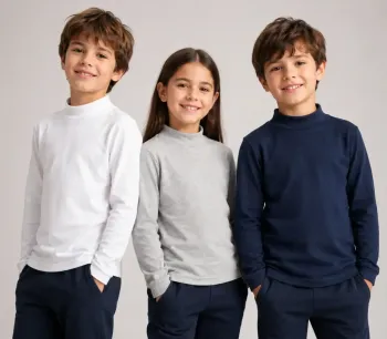 Tres niños con camisetas informales de manga larga de pie sobre un fondo gris claro.