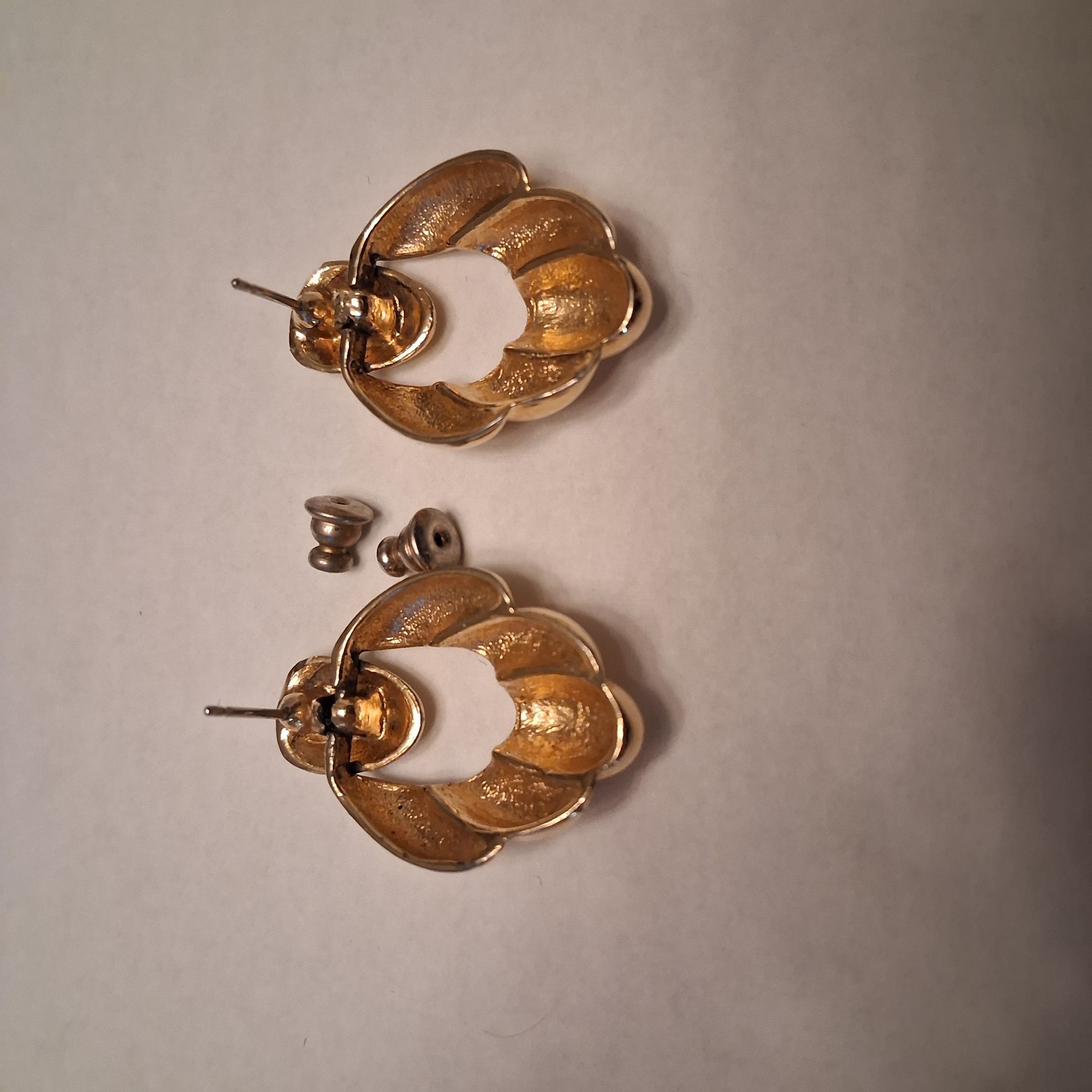 Vintage 1980s Gold Tone Ribbed Door-Knocker Hoop Earrings – Classic Sculptural Pierced Post Earrings