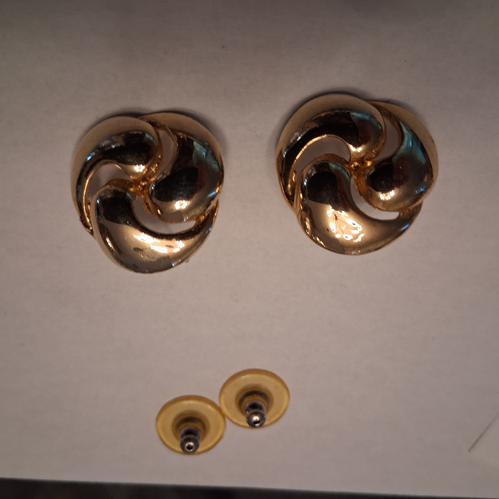 Swirll knot post earrings