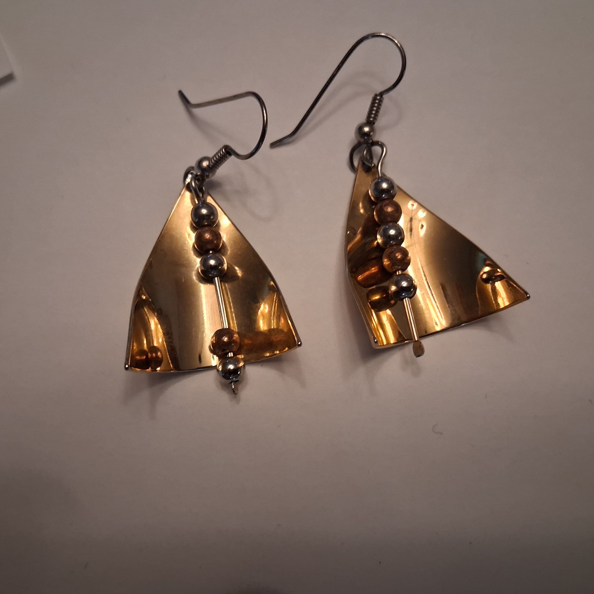 https://my.duda.co/home/site/e38b18cb/product/vintage-modernist-brass---copper-beaded-sailboat-shield-wire-dangle-earrings
