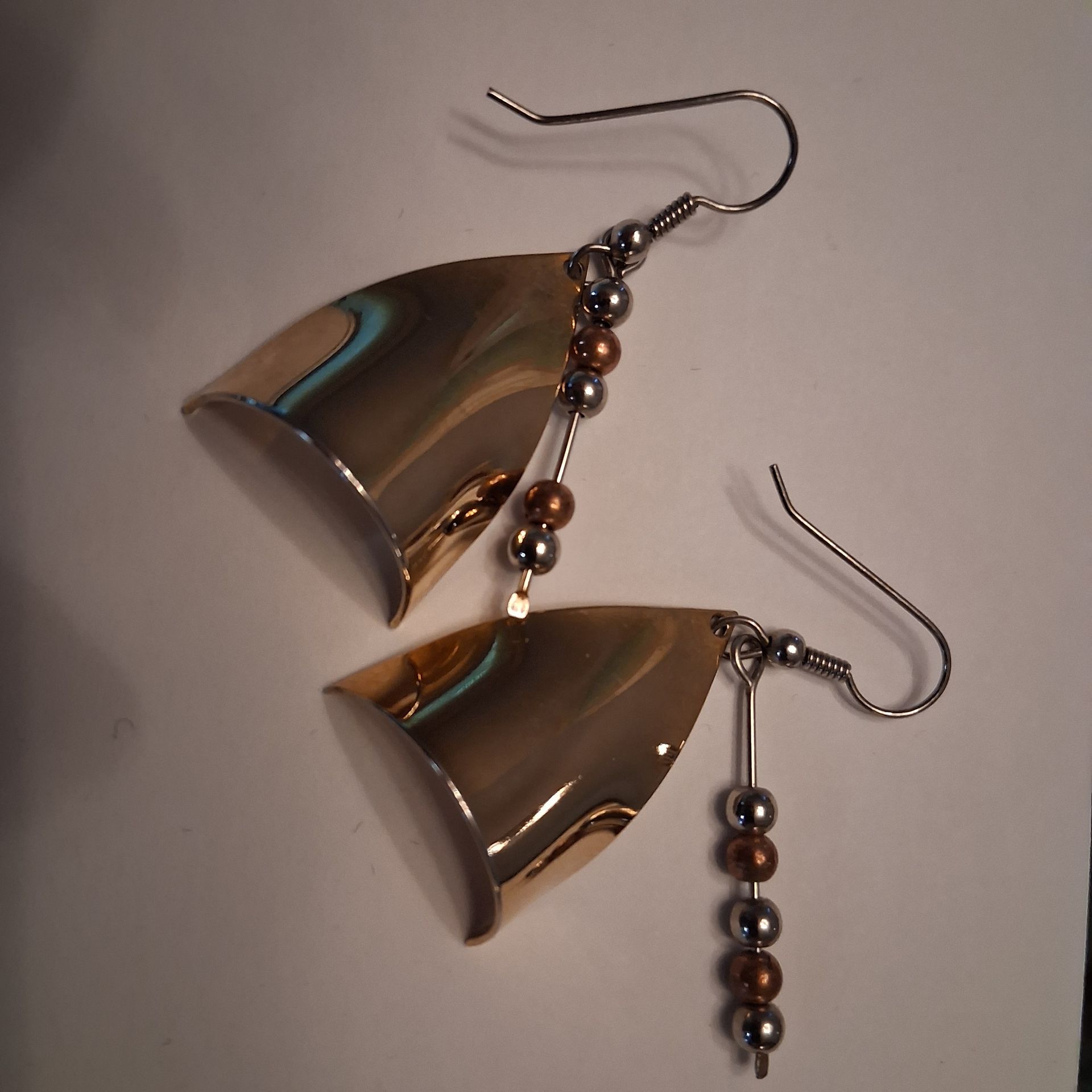 https://my.duda.co/home/site/e38b18cb/product/vintage-modernist-brass---copper-beaded-sailboat-shield-wire-dangle-earrings