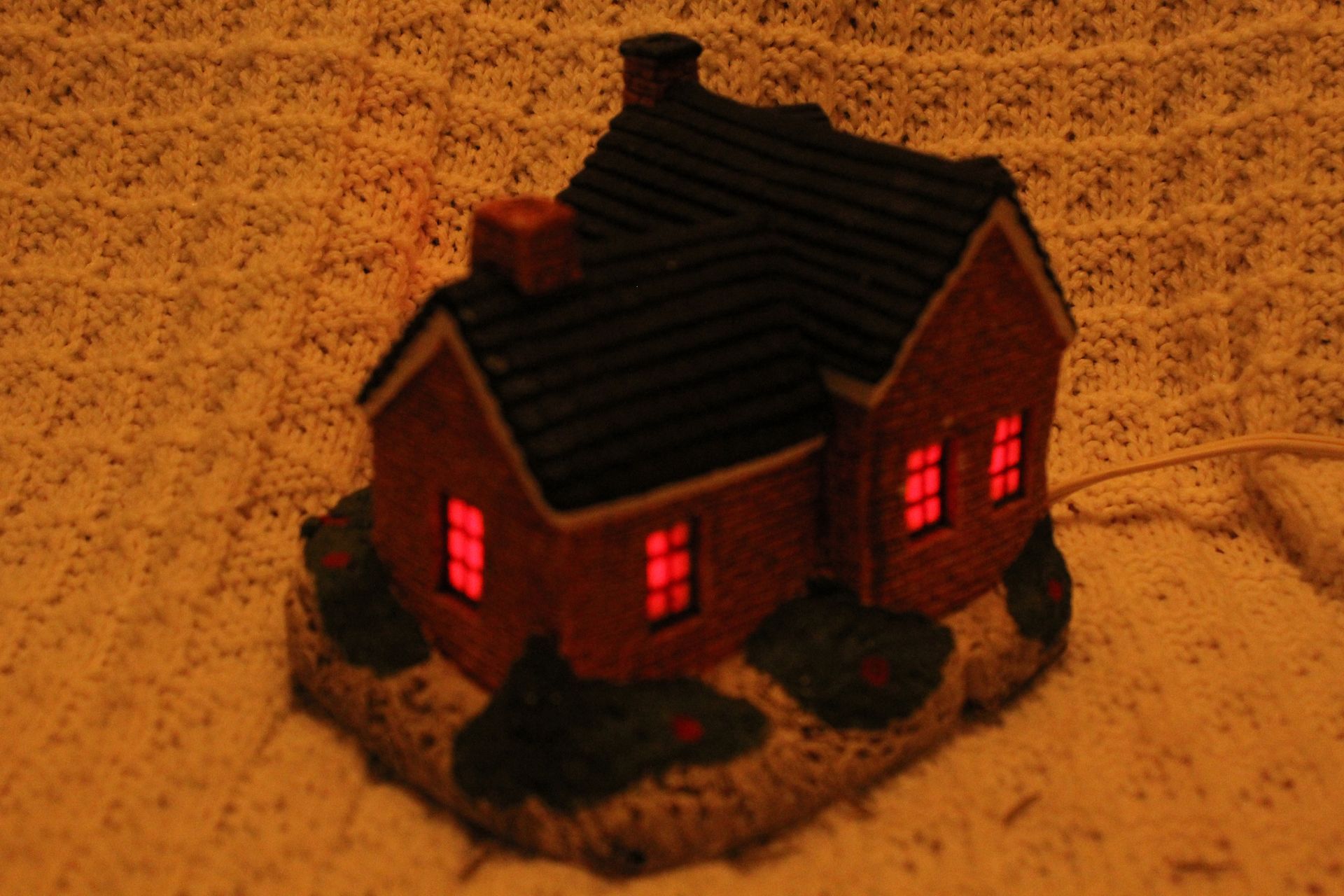 Box for ceramic coffee house with light, showing a red brick cottage decoration.