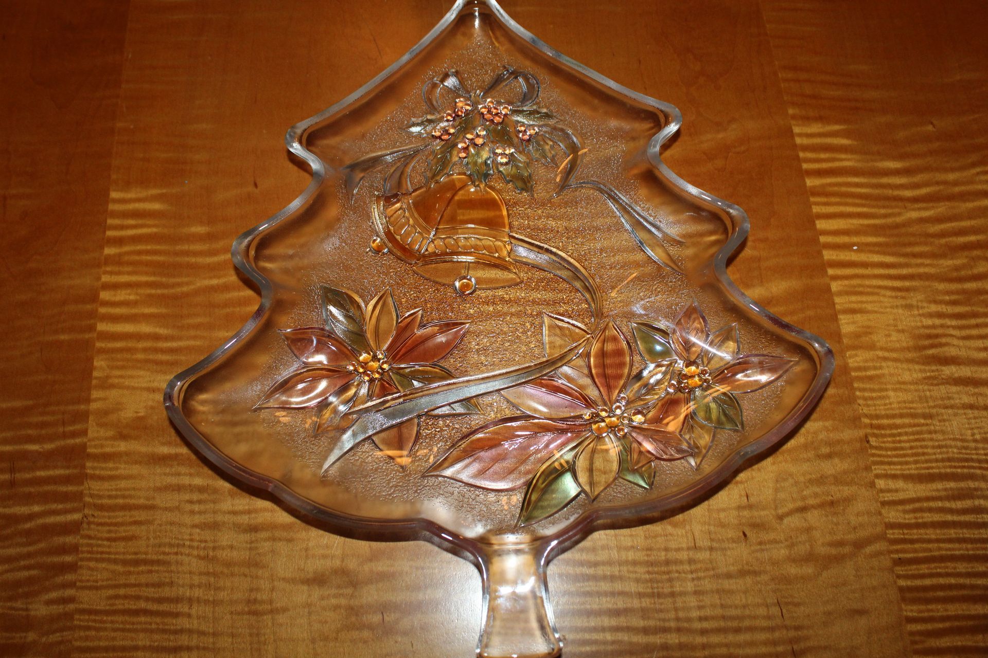 Decorative glass dish with floral design on a white “savoir vivre” box