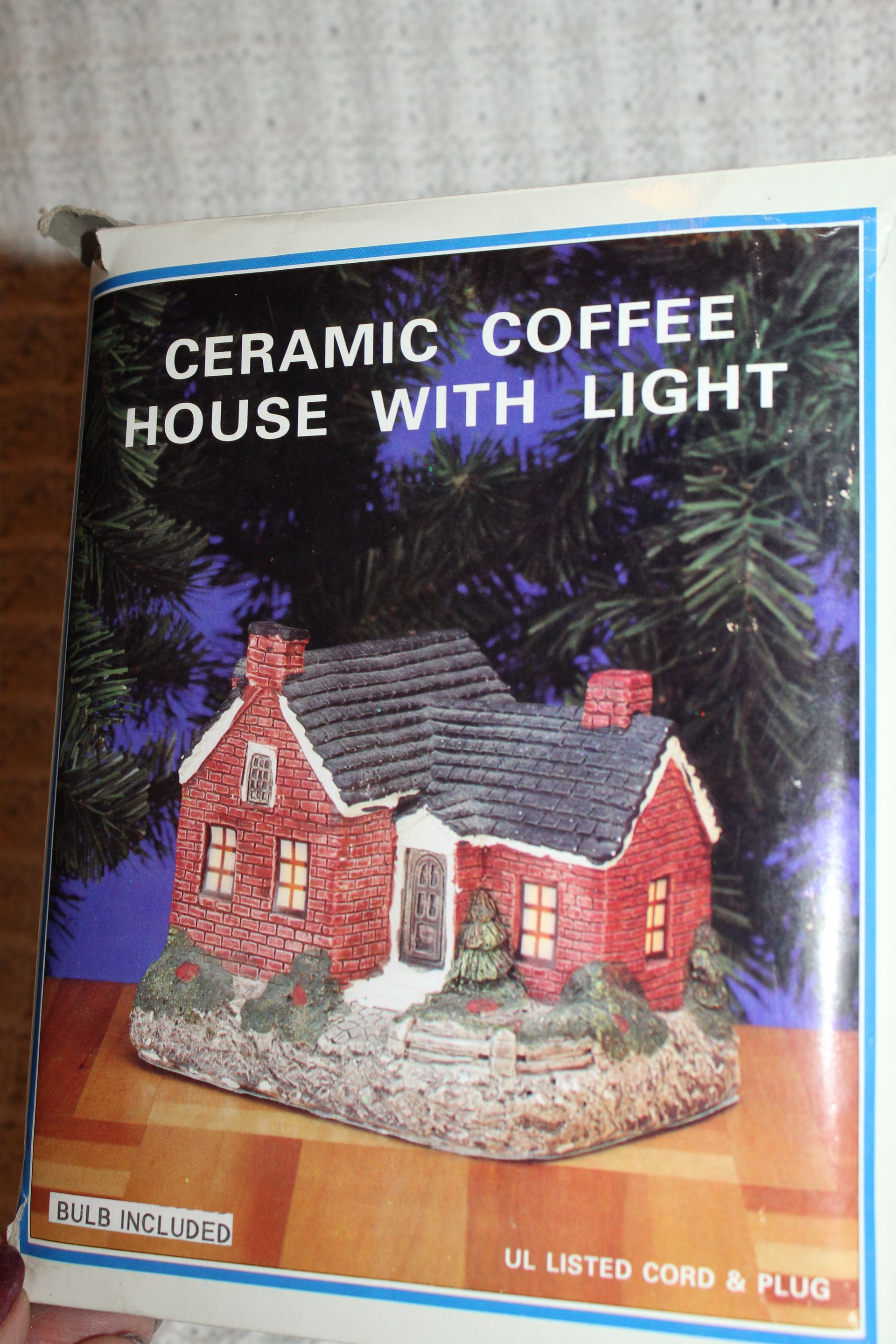 Box for ceramic coffee house with light, showing a red brick cottage decoration.