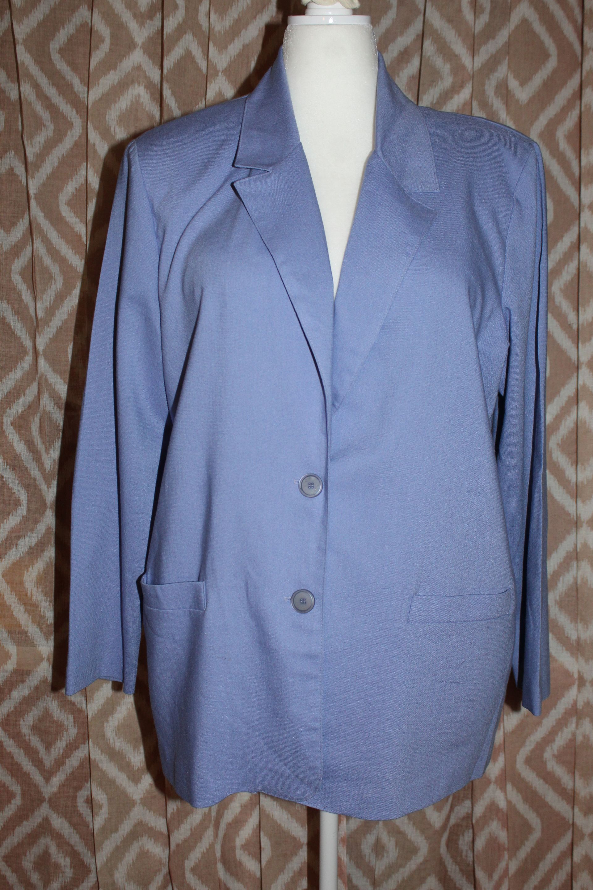 Light blue blazer on a mannequin against a patterned background