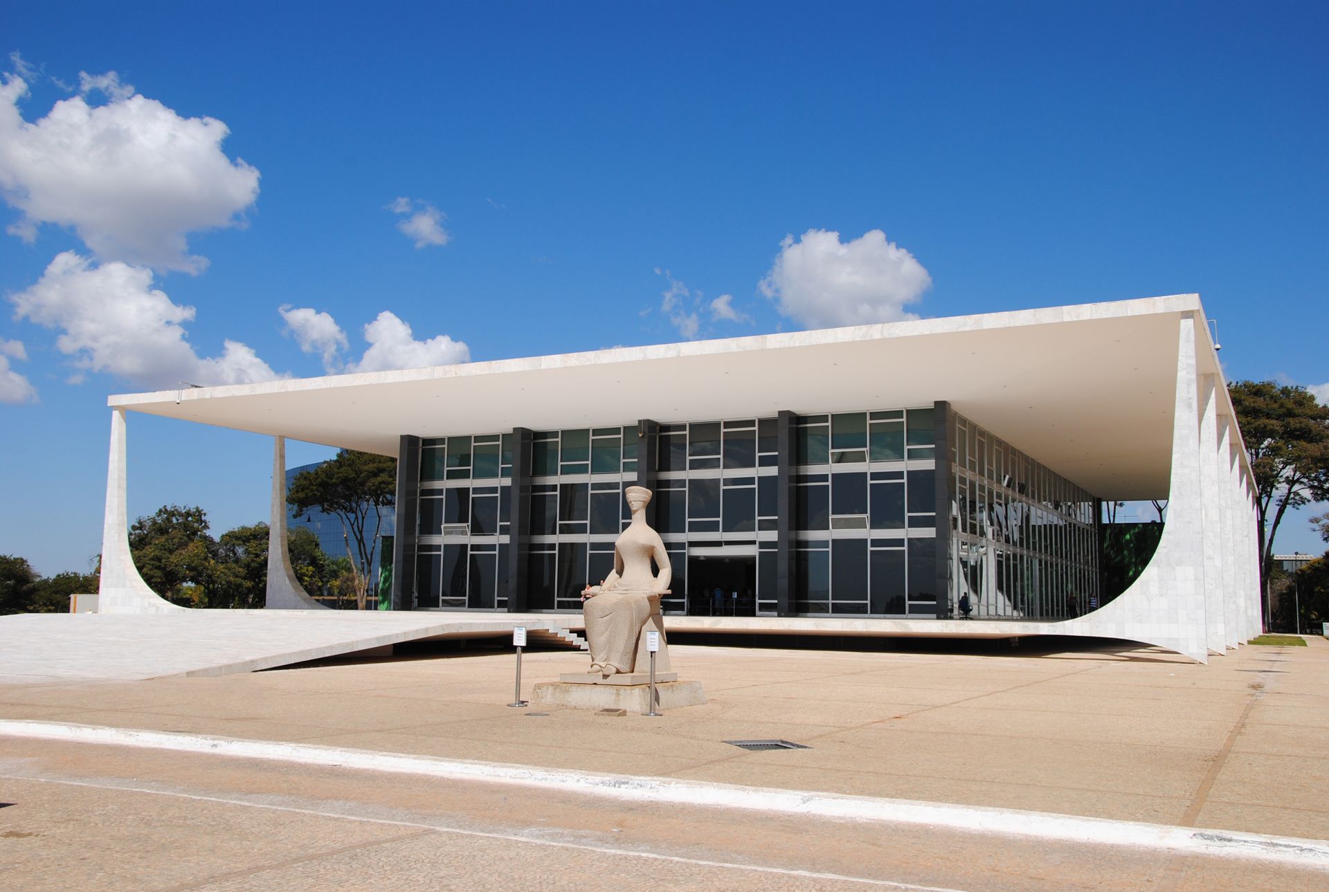 Prédio do STF. Céu azul.
