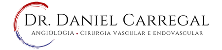 Logotipo da Clínica Vascular Daniel Carregal com um círculo vermelho e azul ao redor do texto.