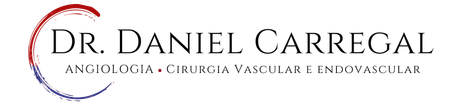 Logotipo da Clínica Vascular Daniel Carregal com um círculo vermelho e azul ao redor do texto.
