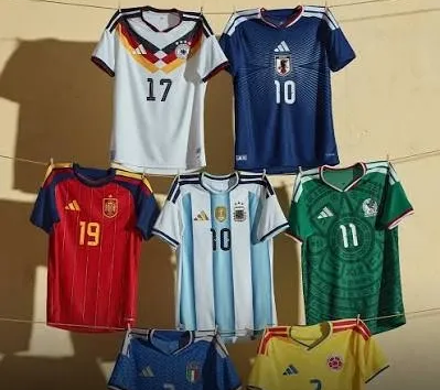 Varias camisetas de fútbol colgadas, incluyendo equipaciones de las selecciones nacionales de Argentina, España y Brasil.