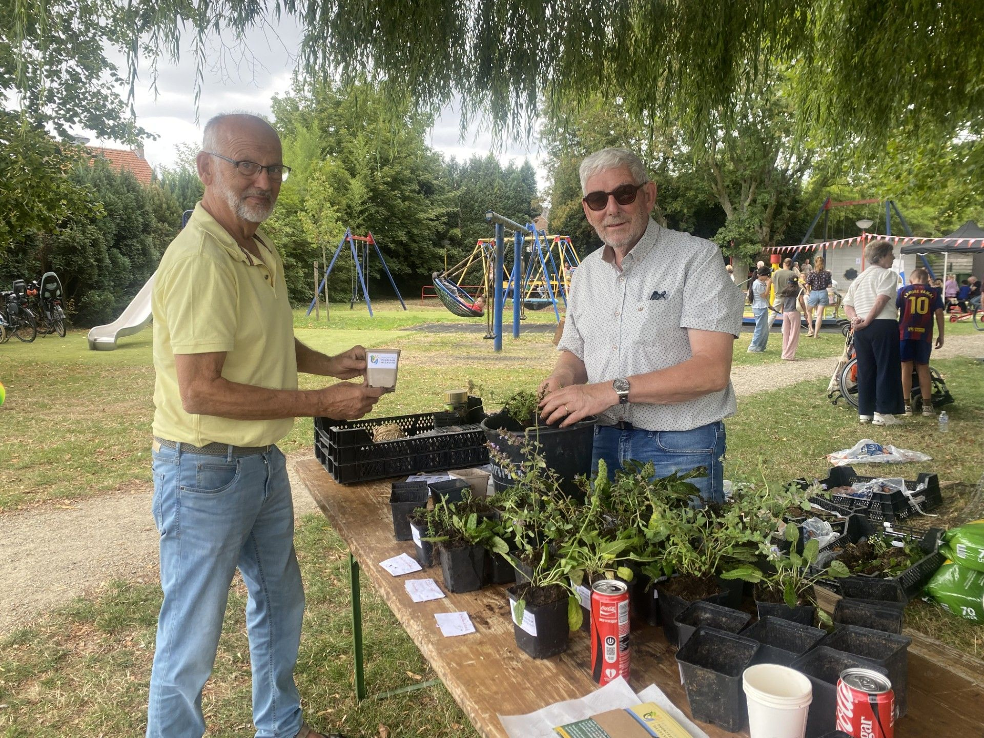 Guido Heijnen en Peter Kersten van Stichting deelden de potjes met plantjes uit aan de kinderen.