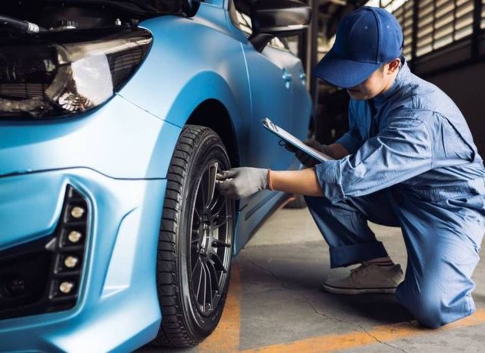 meccanico che effettua assistenza Ford a Roma