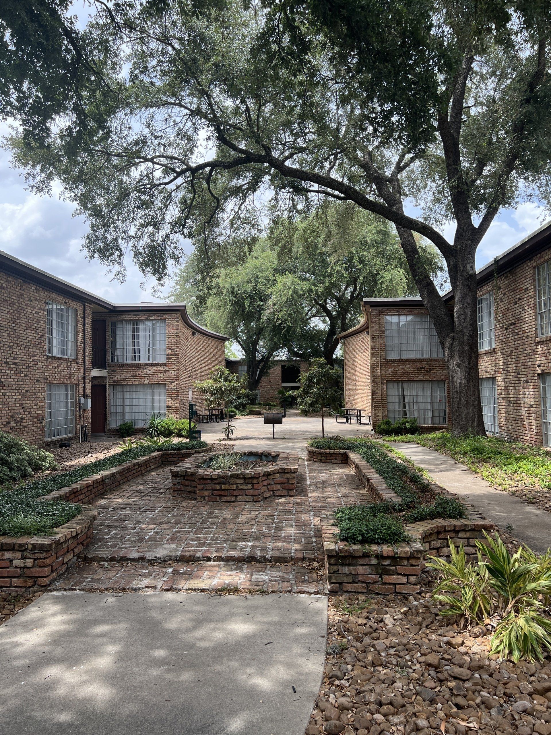bellaire woods courtyard