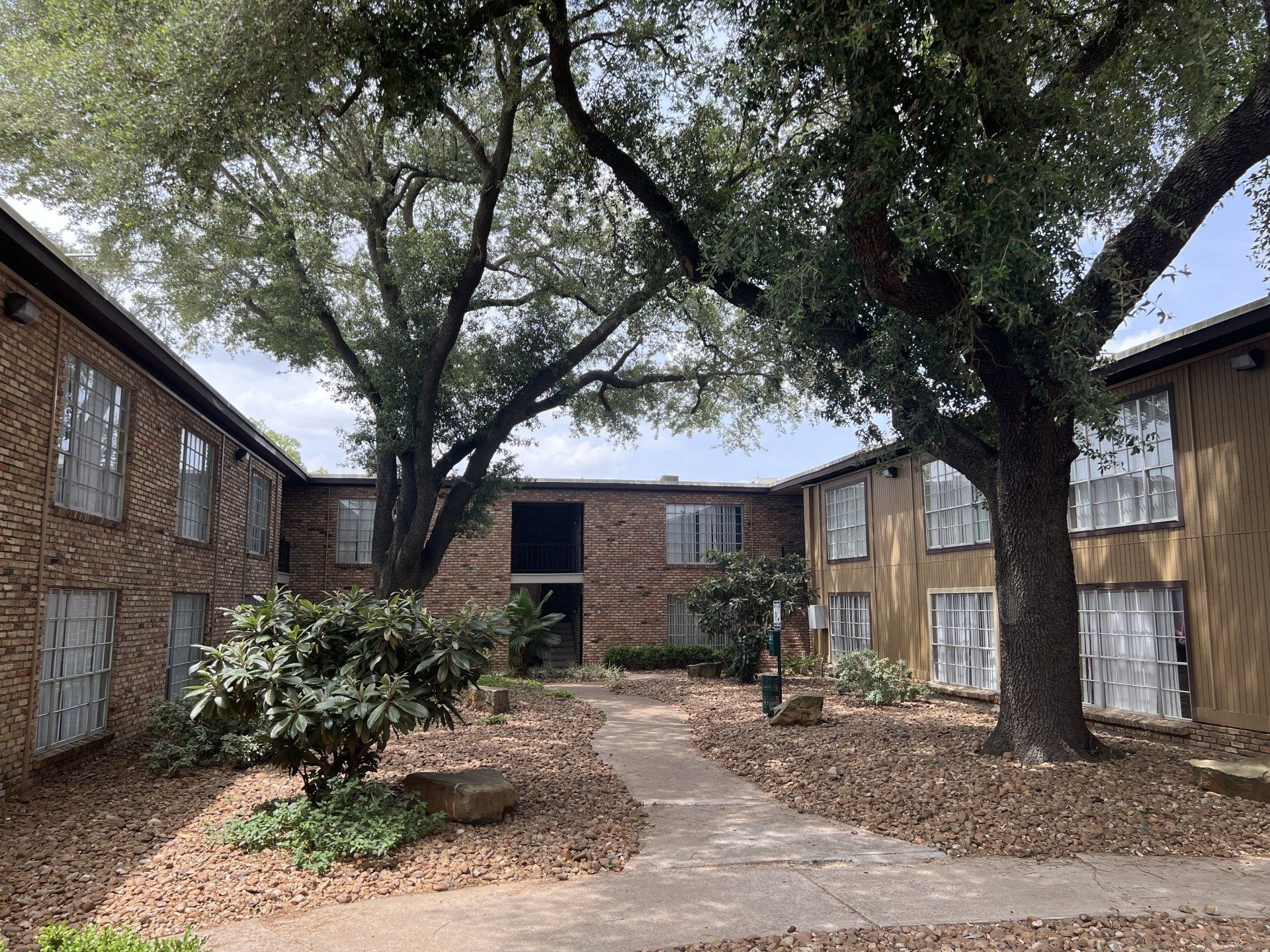 bellaire woods courtyard