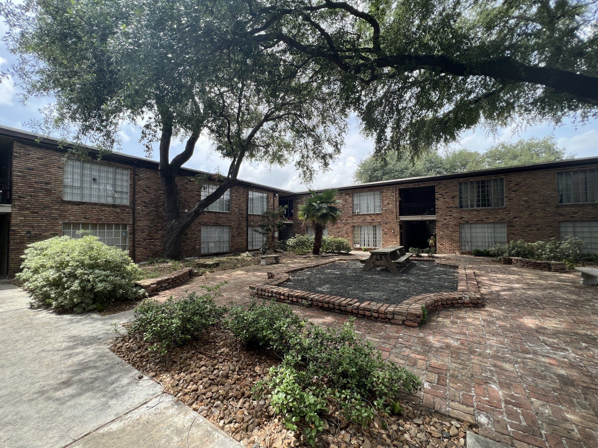 bellaire woods courtyard