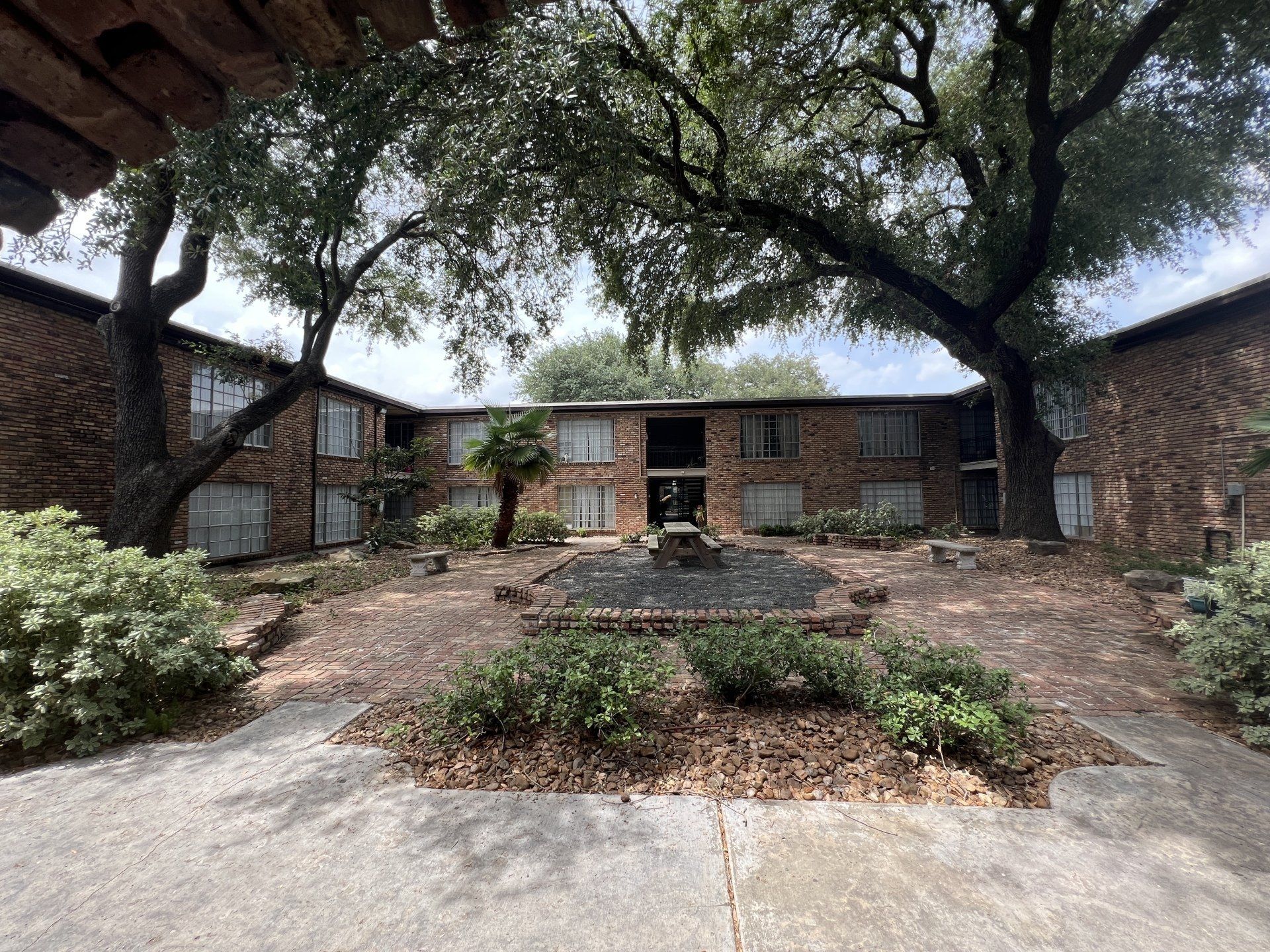 bellaire woods courtyard
