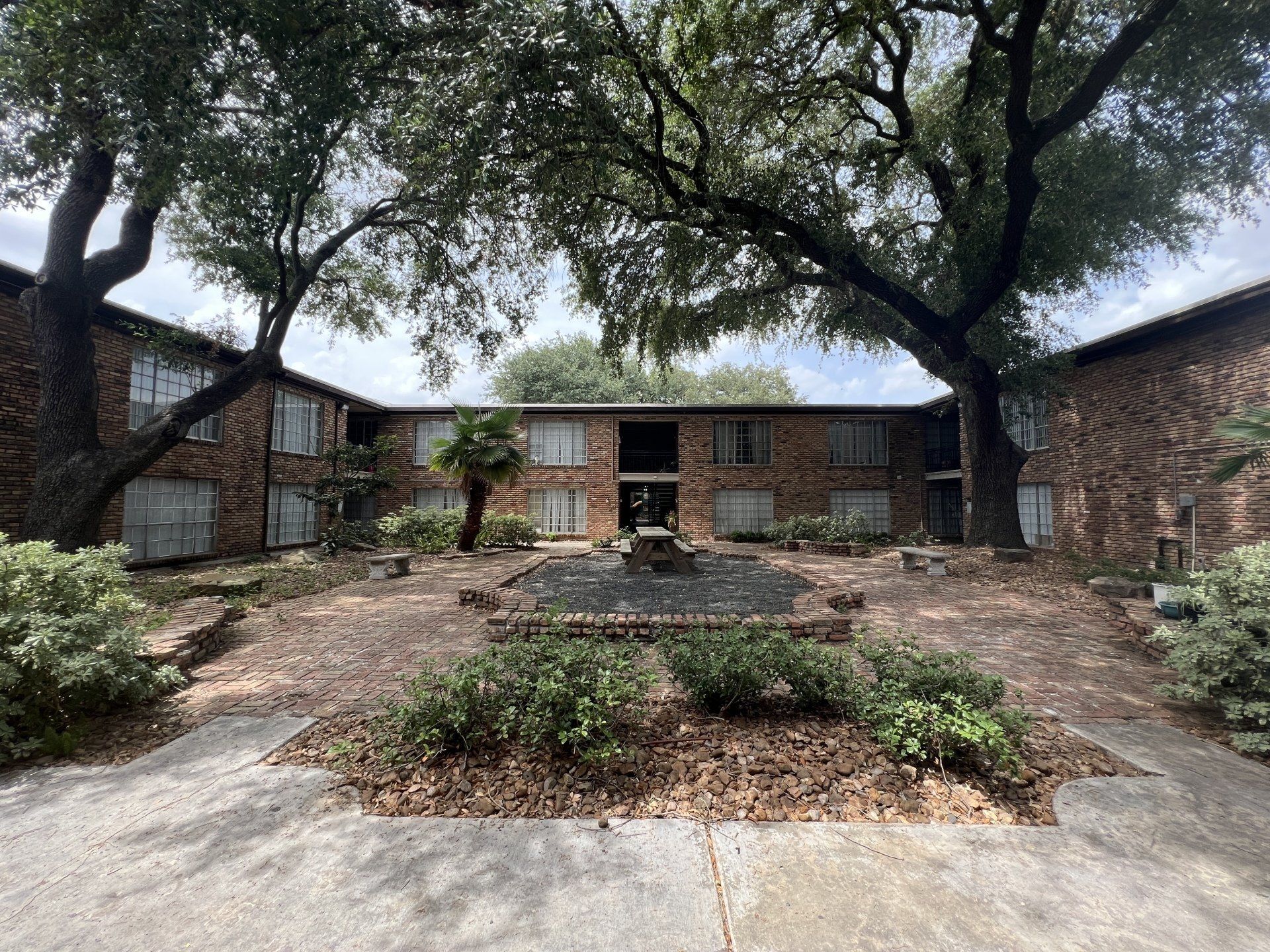 bellaire woods courtyard