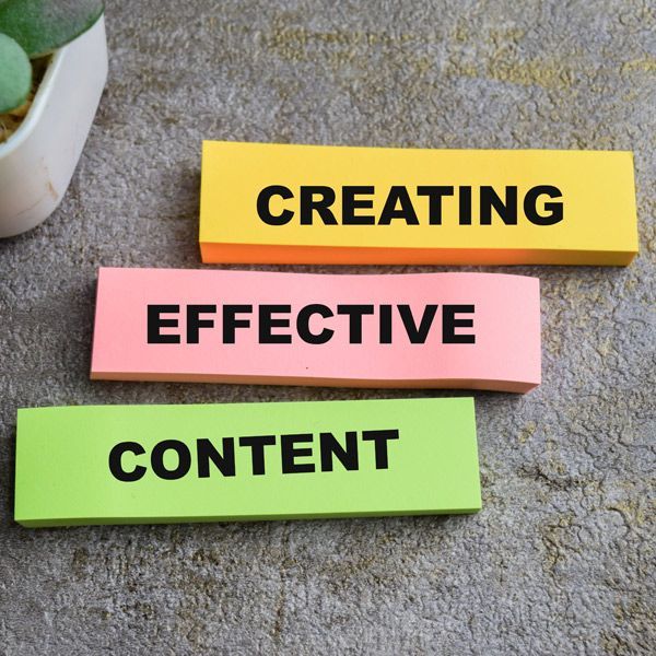 Content Marketing with three sticky notes: yellow 