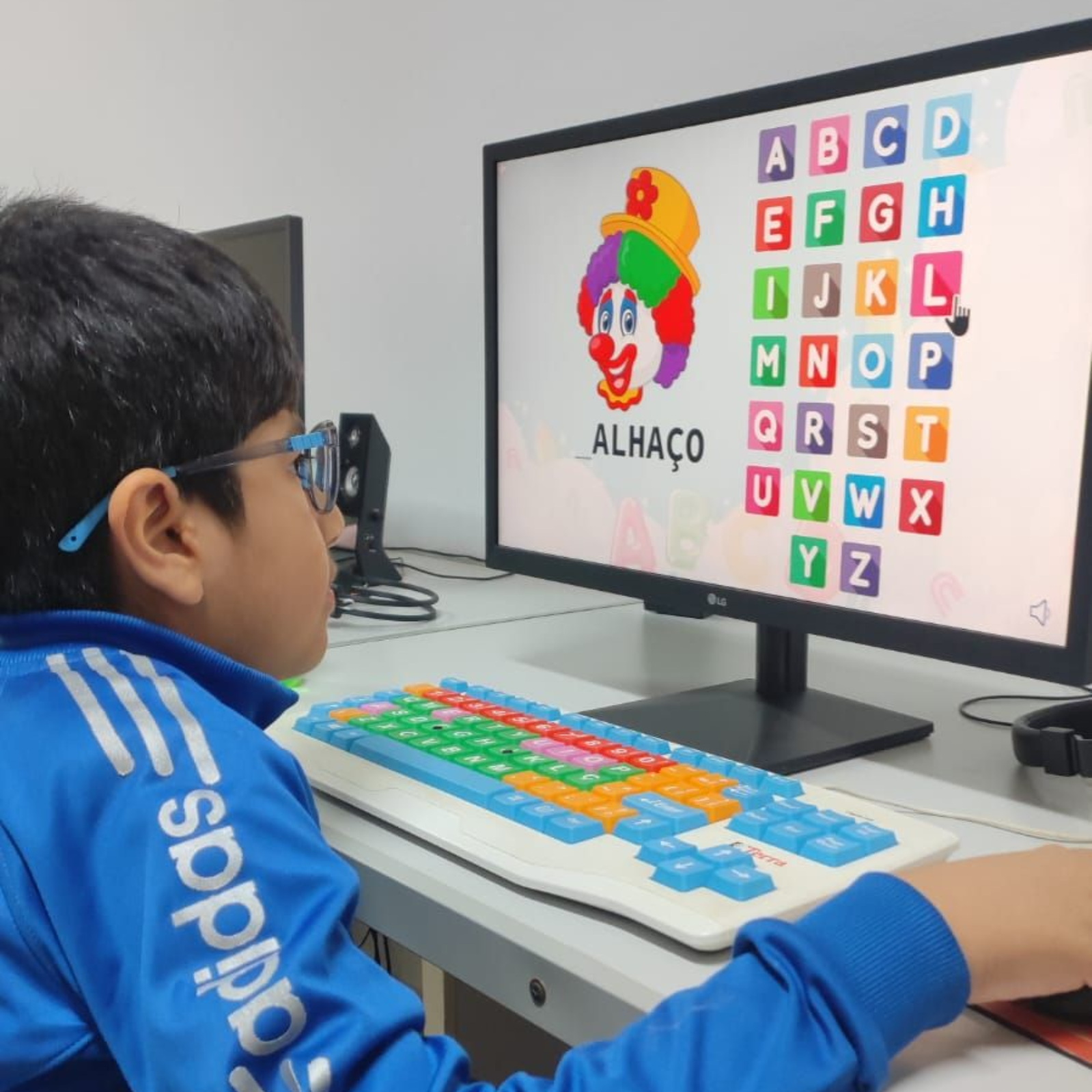 Menina utilizando monitor de leitura.