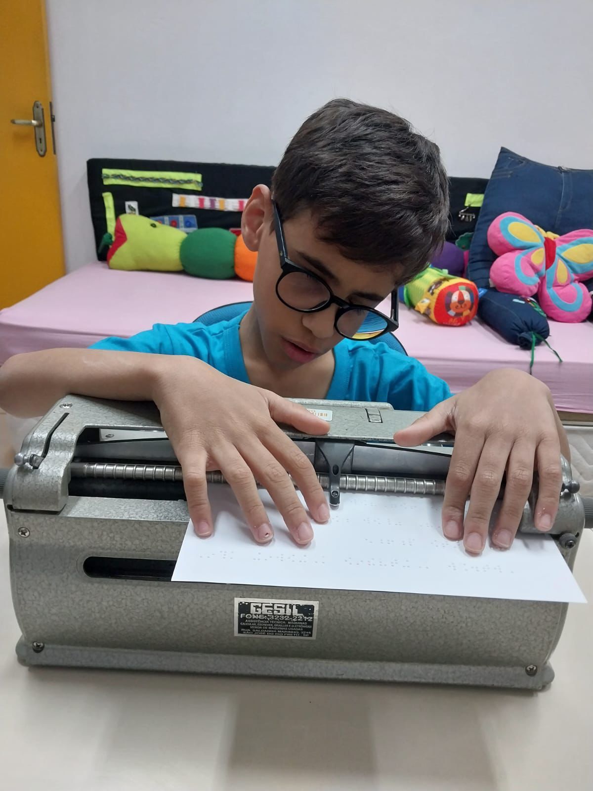Imagem de homem adulto utilizando a máquina de braille.