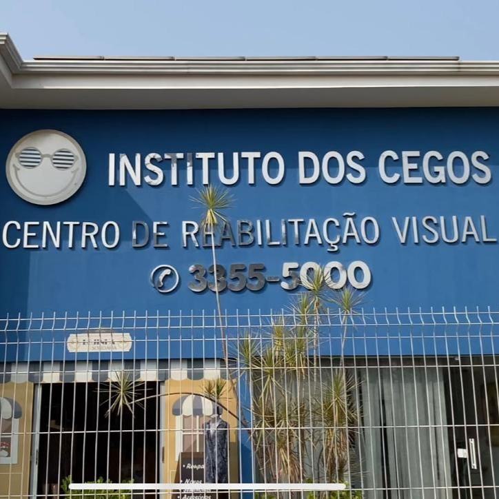 Área de recepção do Instituto dos Cegos, com três mesas para área de atendimento.