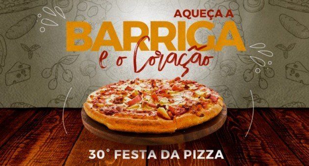 Uma pizza em cima de uma mesa de madeira com as palavras 