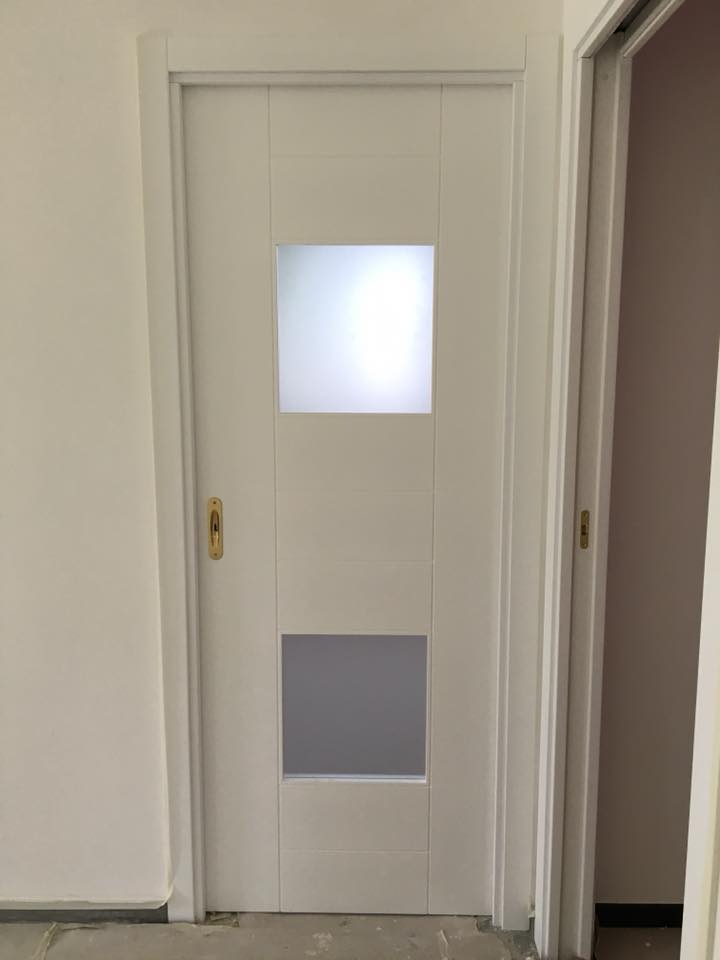 Porta in legno bianco