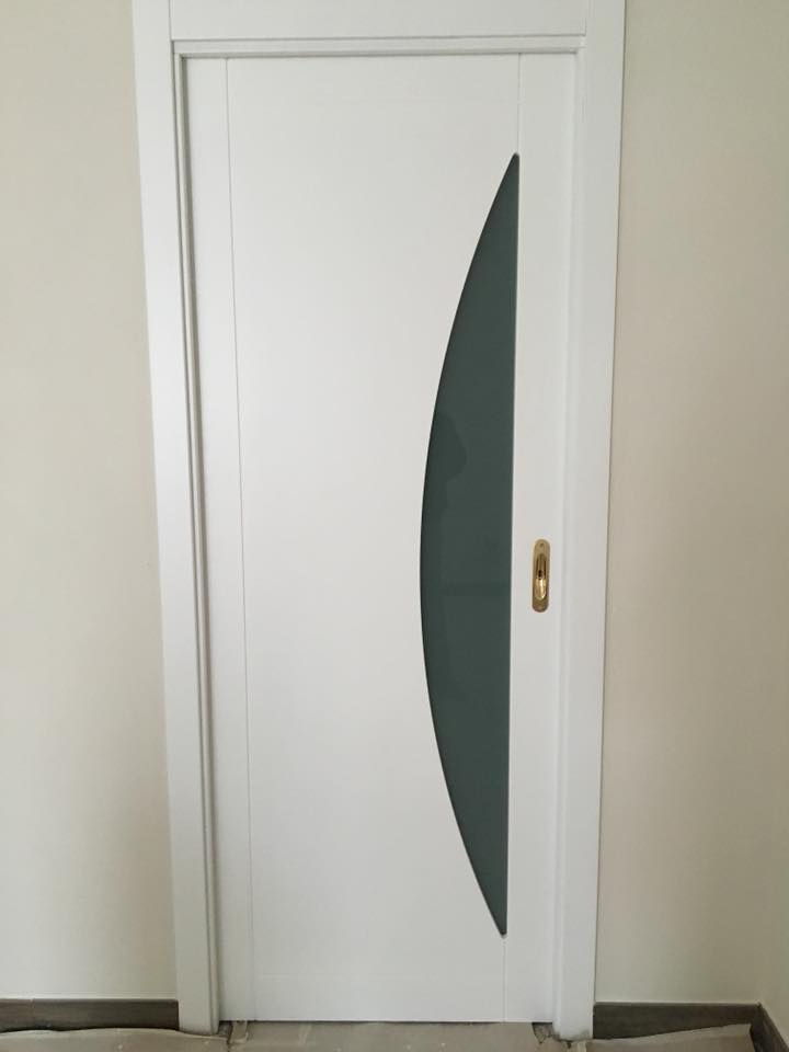 Porta in legno con dettaglio in vetro
