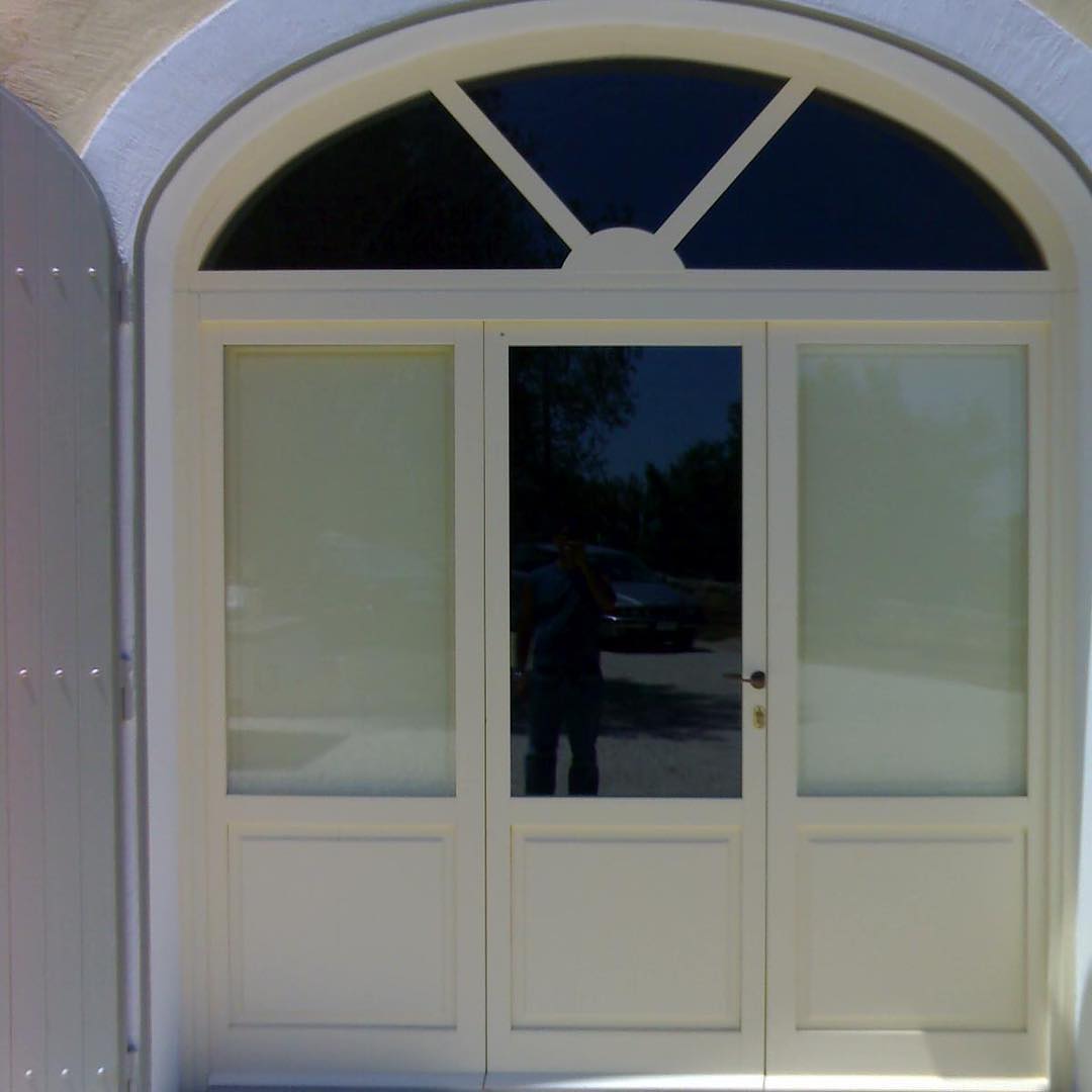 Porta in legno con vetri