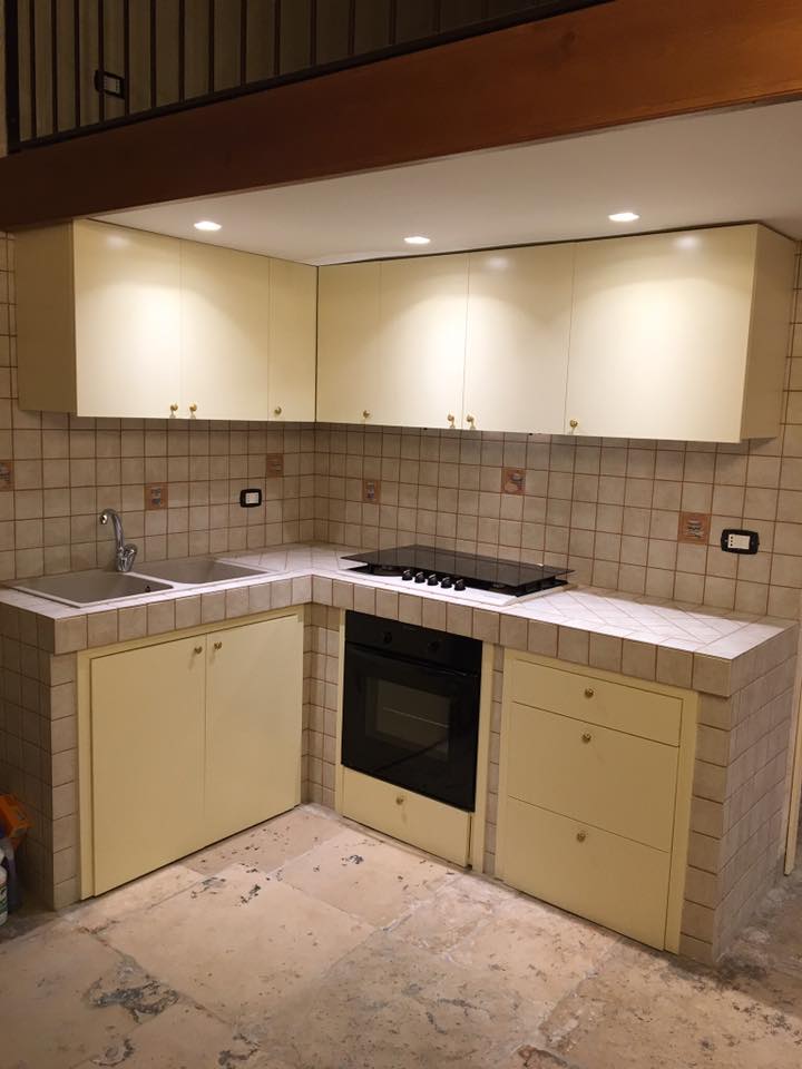 Cucina con piastrelle