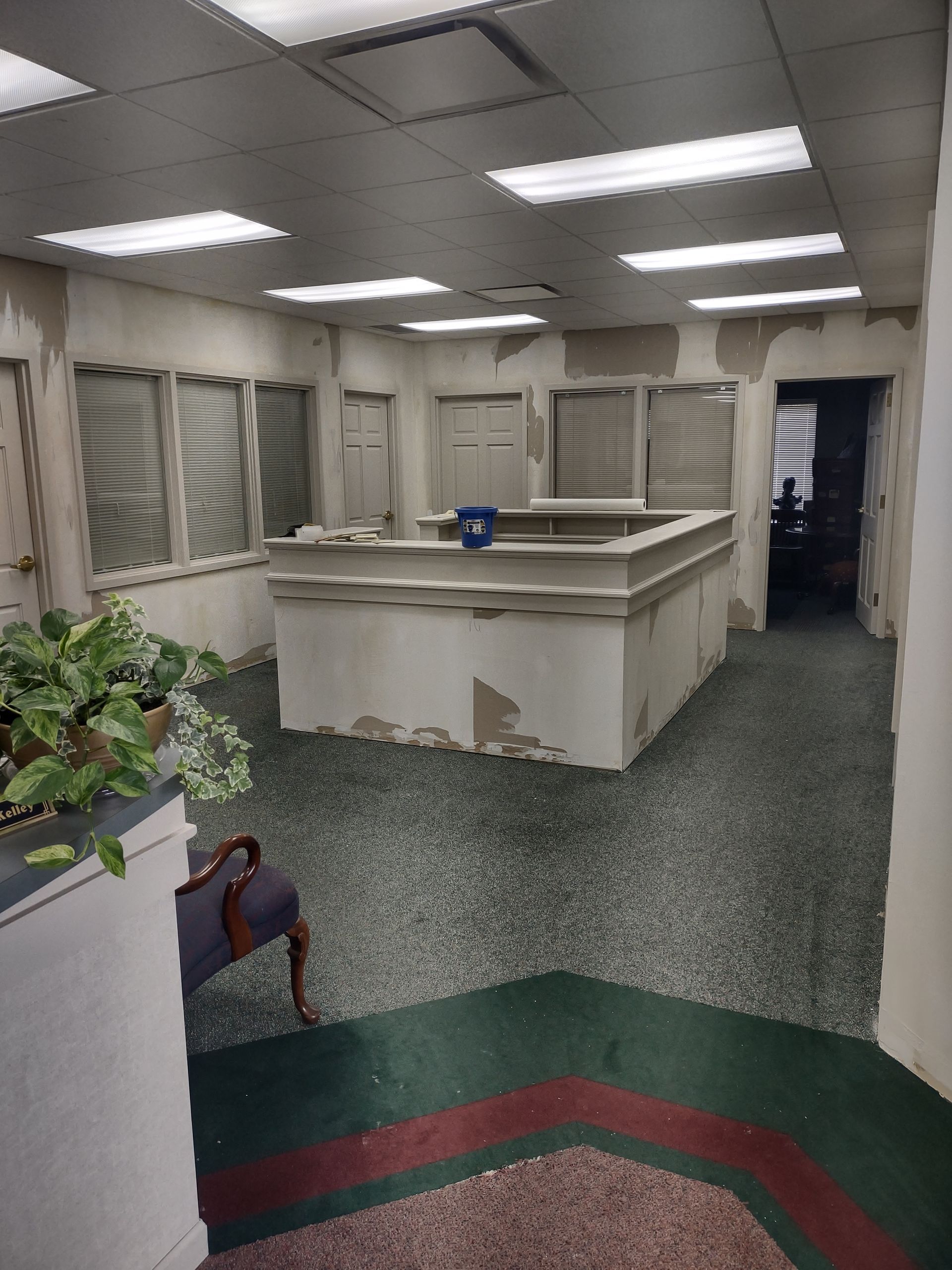 An empty room with a desk in the middle of it