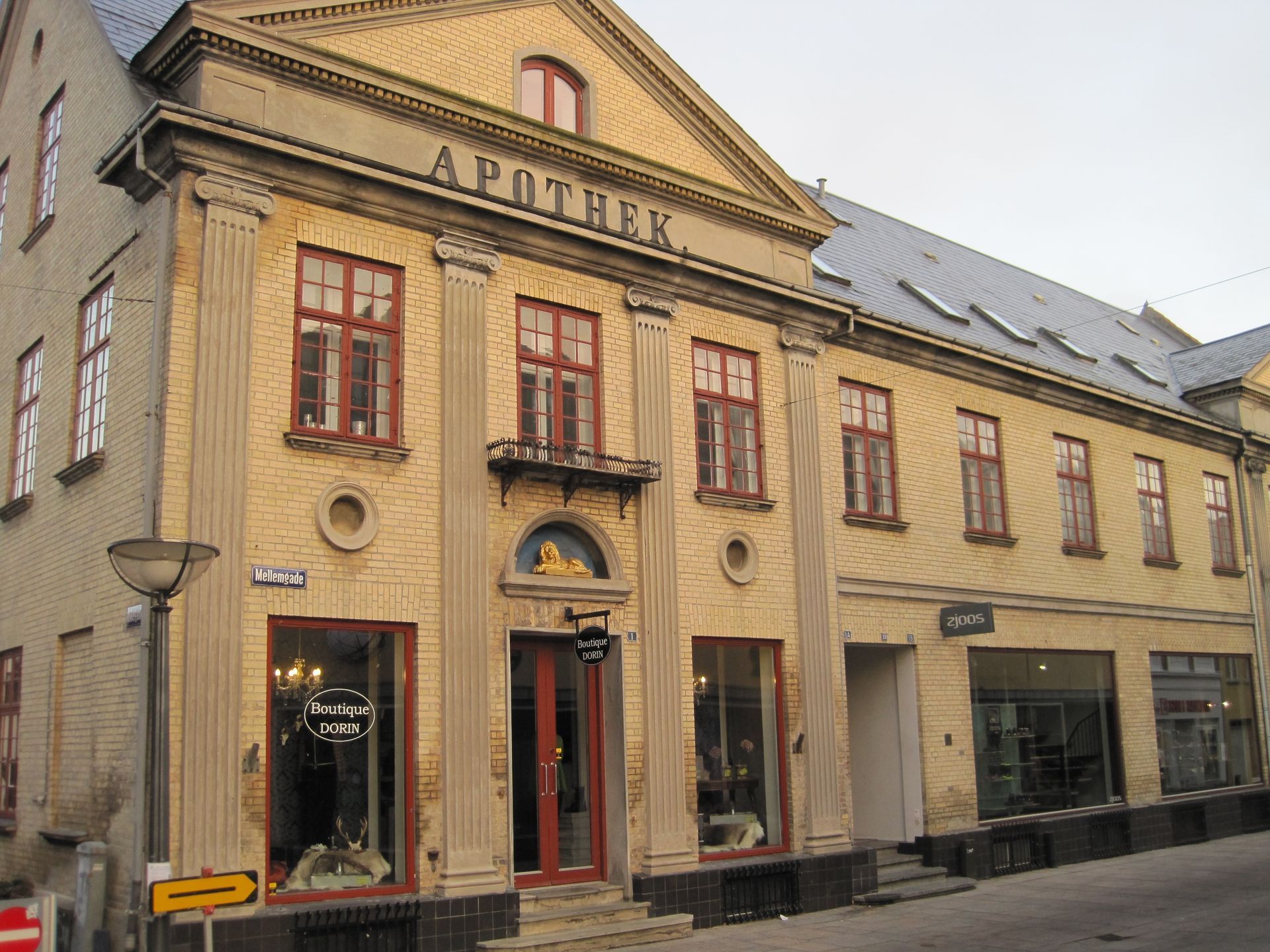 Apotekerbygning i gul mursten med 