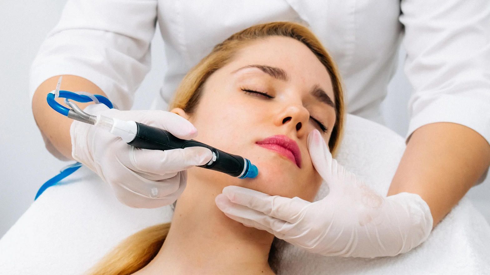 Hydrafacial vortex wand treating the face