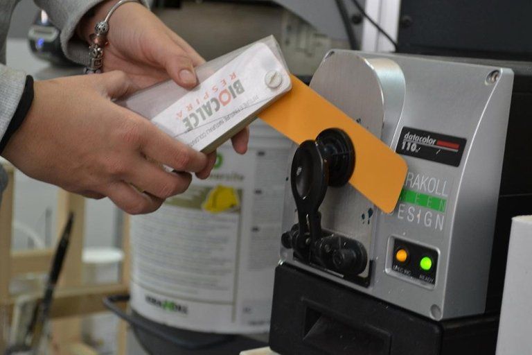 Persona che confeziona un prodotto etichettato