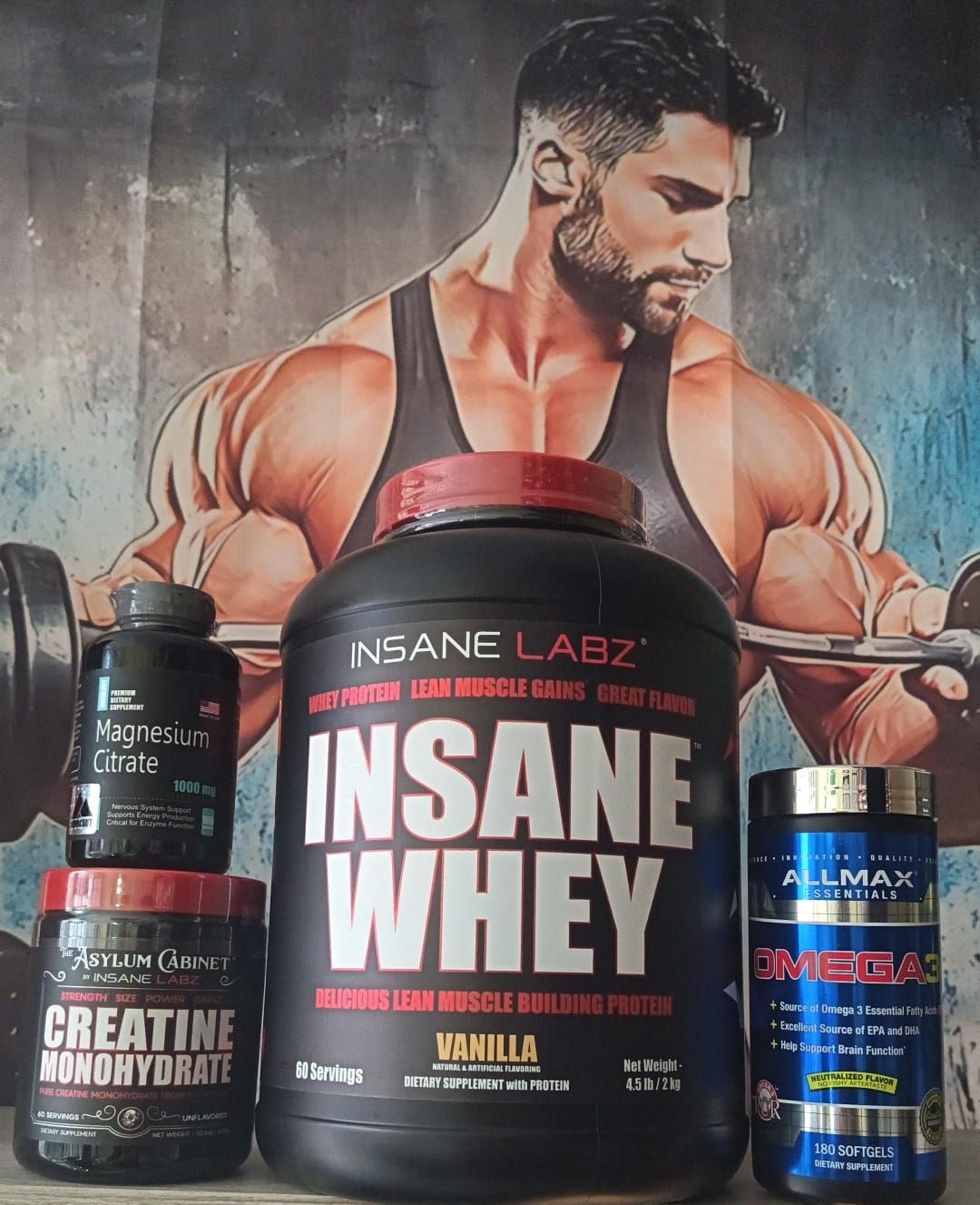 Expositor de suplementos con un póster de un hombre musculoso y un bote de INSANE WHEY en el centro,
