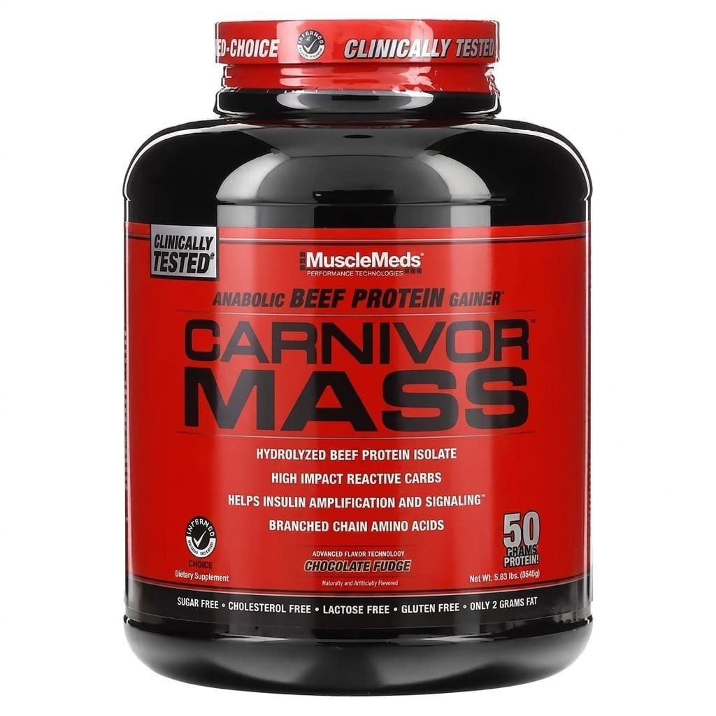 Envase de proteína en polvo Muscletech Carnivor Mass de color negro y rojo sobre fondo blanco.
