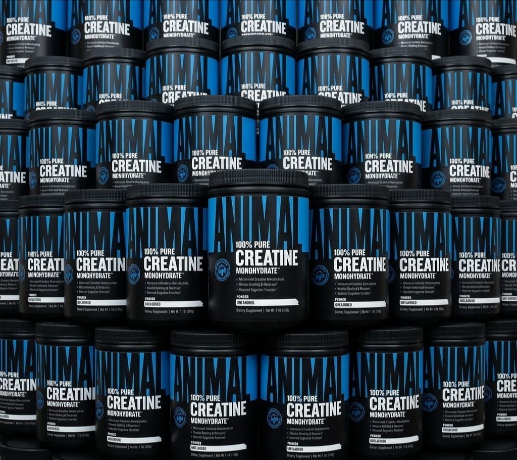 Envase negro de suplemento de monohidrato de creatina con etiqueta azul y tapa negra.