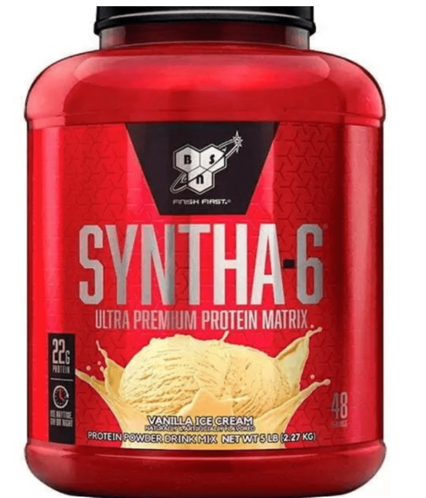 Bote rojo de proteína en polvo Syntha-6 con tapa negra y detalles en etiqueta beige.
