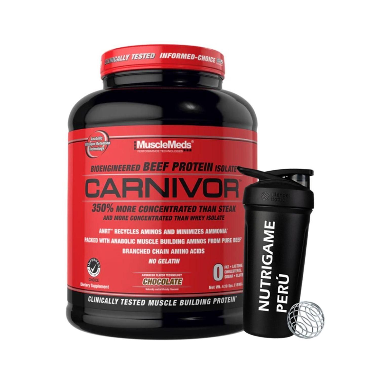 Envase rojo de proteína en polvo de res MuscleMeds Carnivor con tapa negra sobre fondo blanco.