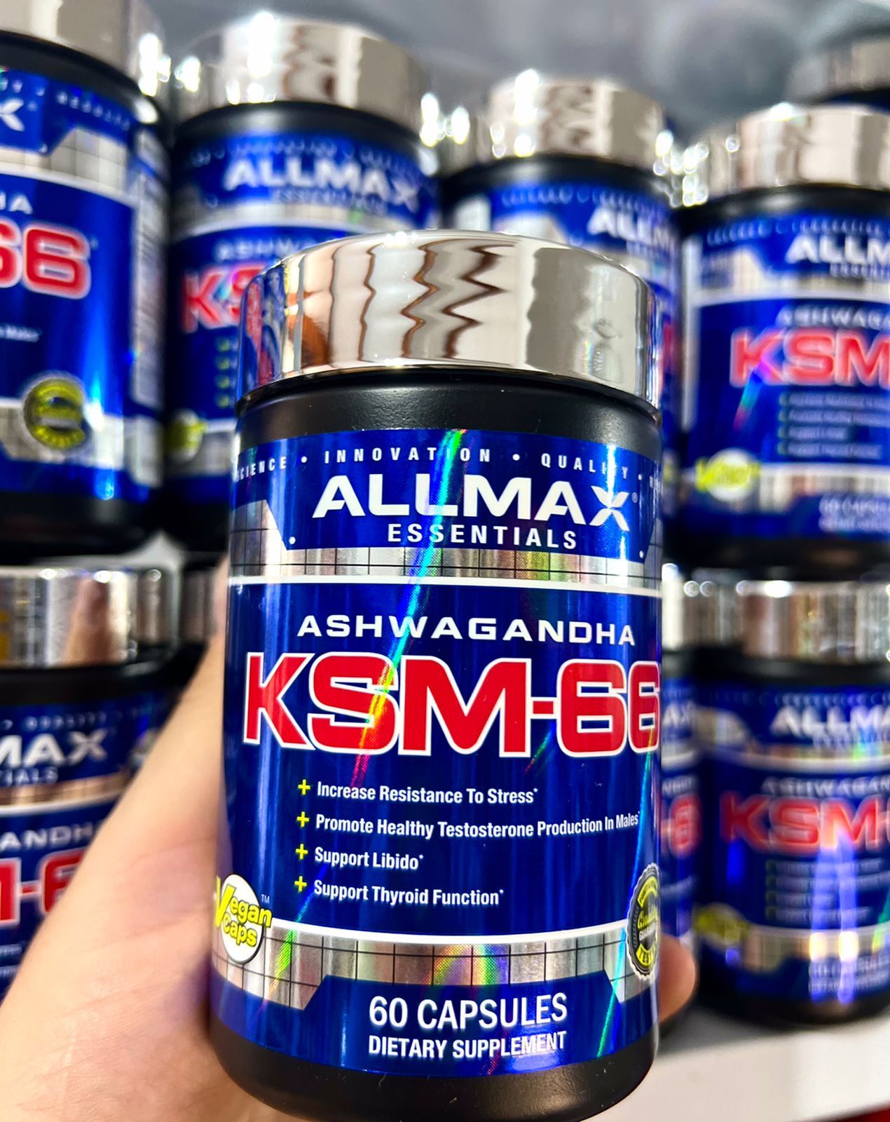Frasco azul de suplemento de ashwagandha KSM-66 de Allmax Essentials, 60 cápsulas.