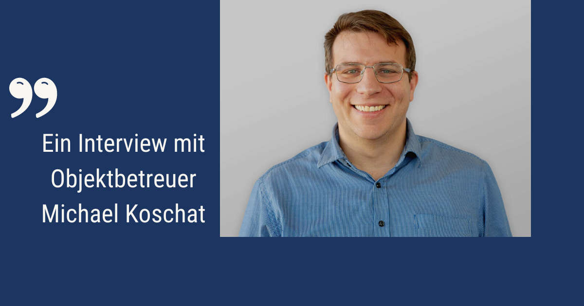 Ein Mann in einem blauen Hemd lächelt vor einem Zitat.