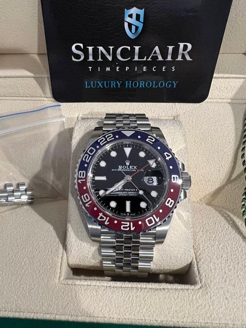 A sinclair timepiece luxury horloge is in a box