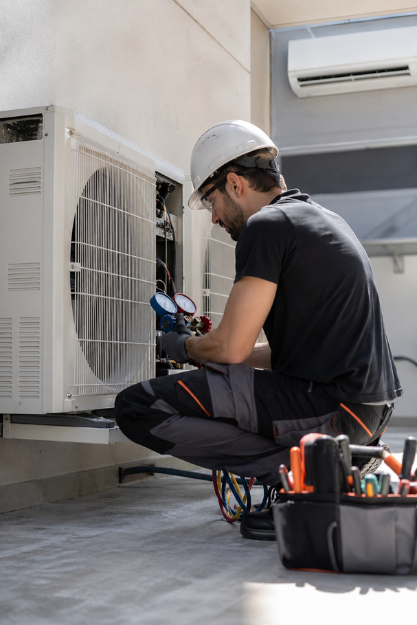 Tecnico AZ Service con ricambi originali