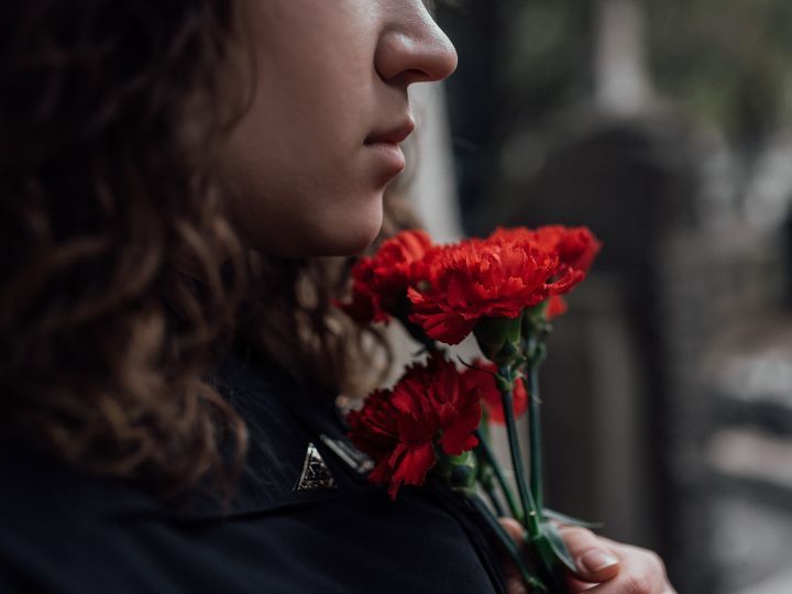Funeral vs. Memorial Service: How Families Decide