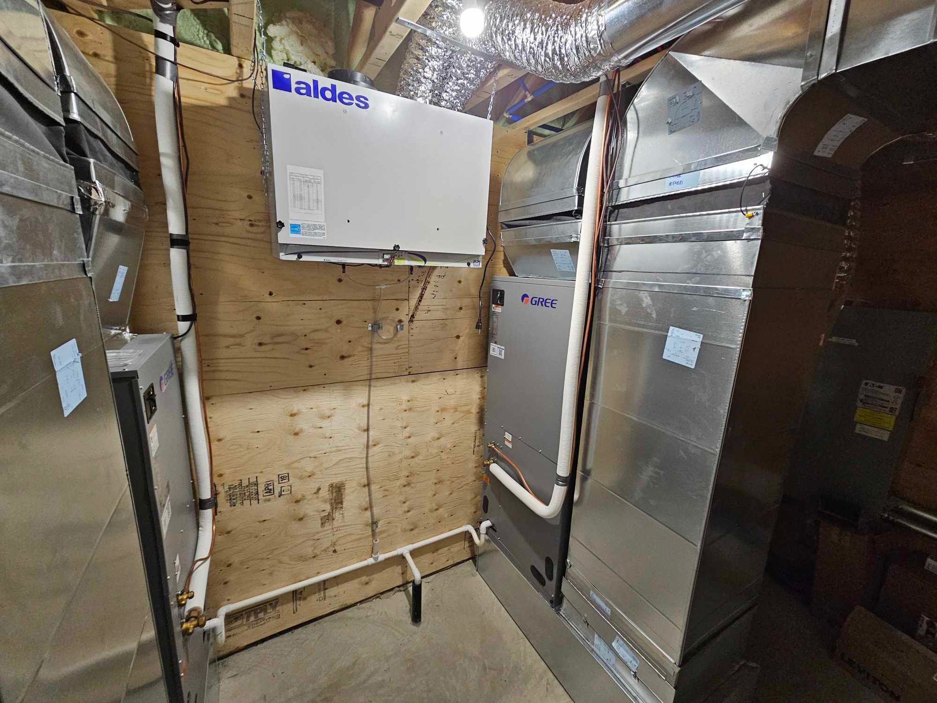 Une pièce avec beaucoup d'appareils électroménagers et un ventilateur de plafond.