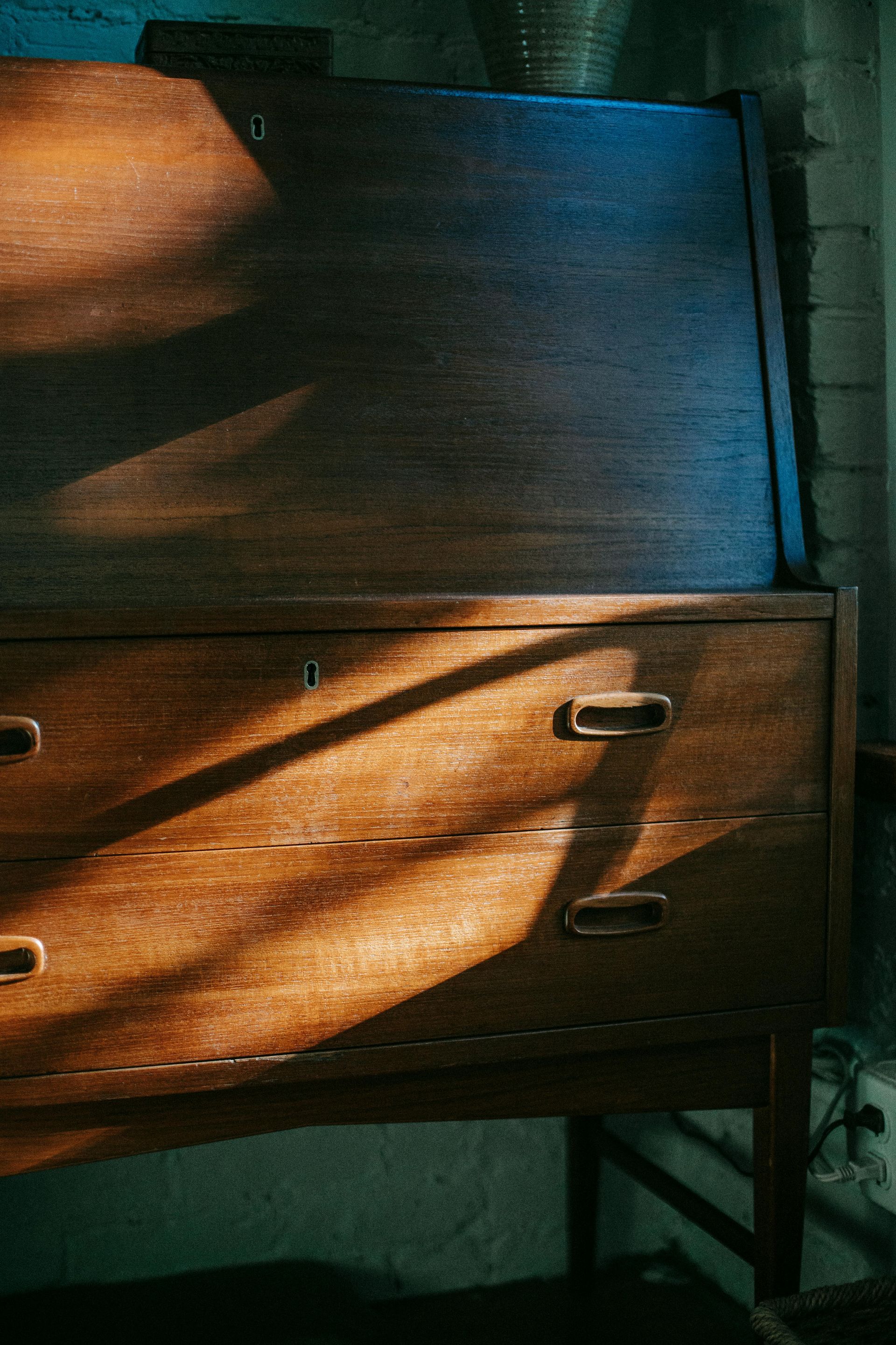 Leander musty dresser