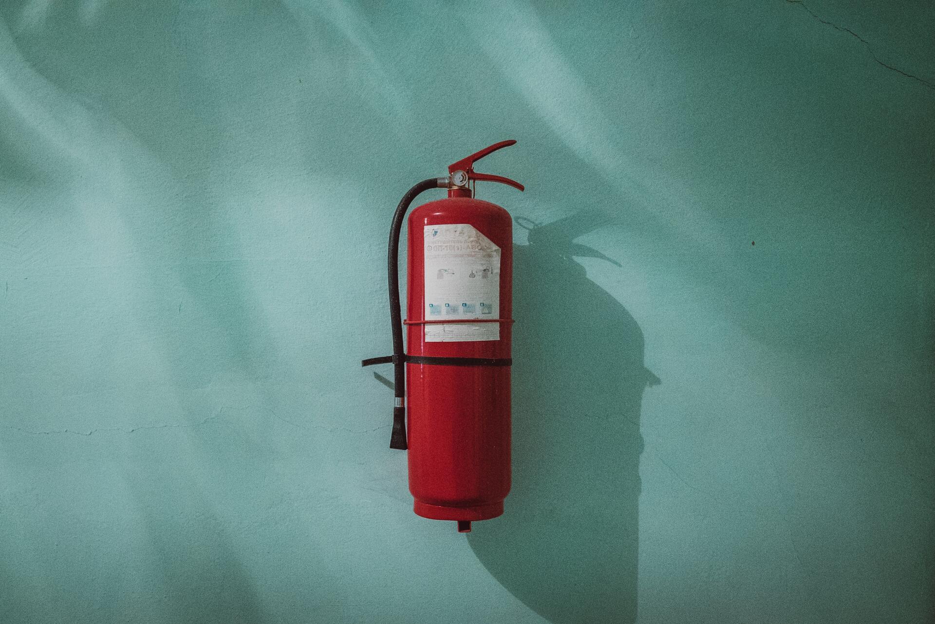 Feuerlöscher an Wand für Brandschutznachweis zum Bauantrag